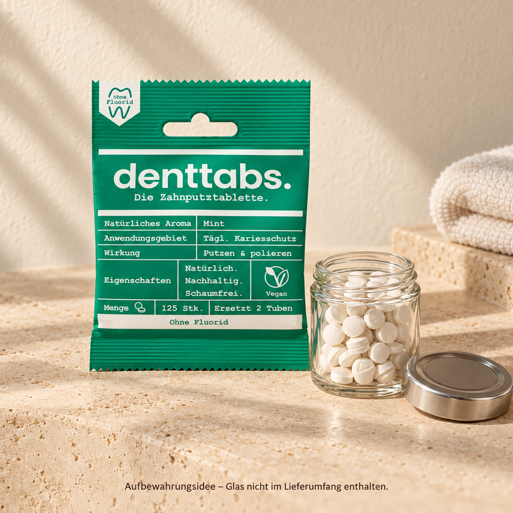 DENTTABS ohne Fluorid neben einem kleinen Glas mit Zahnputztabletten. Aufbewahrungsidee – Glas nicht im Lieferumfang enthalten.